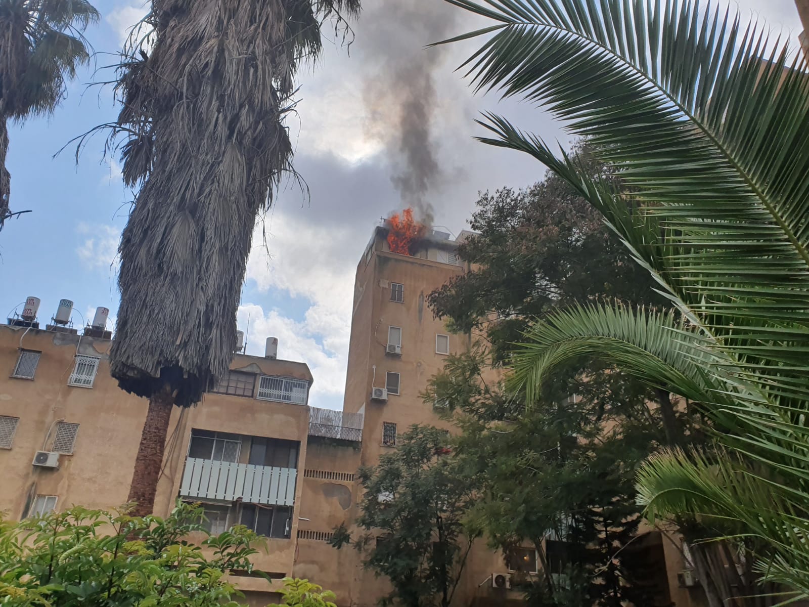 הדירה עולה באש (צילום סלולרי ללא קרדיט)